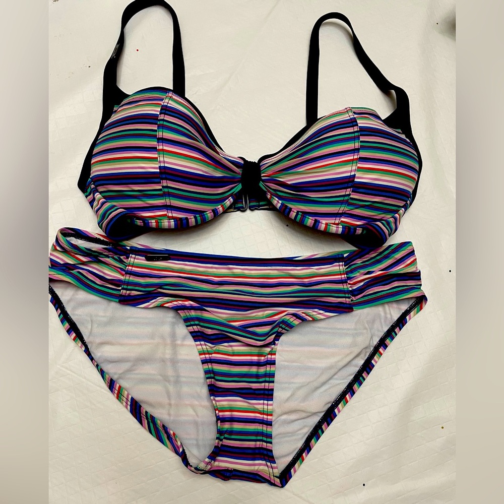 Lolë 2 Piece Bikini 👙 in stripes. Size Large. Permanent bra padding.